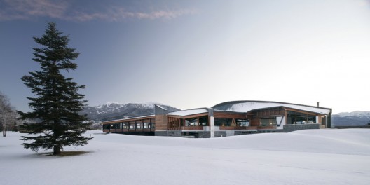 Pyrenees Golf Club and Social Centre / MiAS Arquitectes