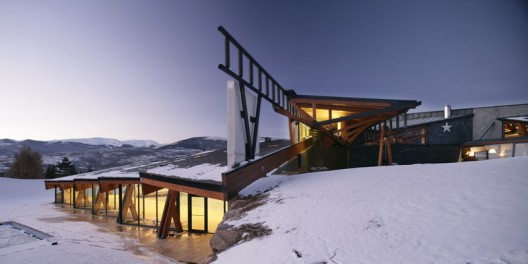 Pyrenees Golf Club and Social Centre / MiAS Arquitectes