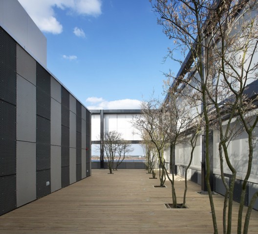 Corby Cube: Civic Hub and Arts Centre / Hawkins\Brown