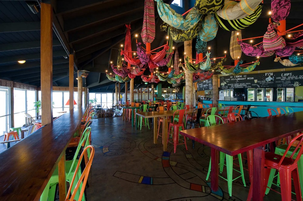Clancy’s Fish Bar City Beach / Paul Burnham Architect
