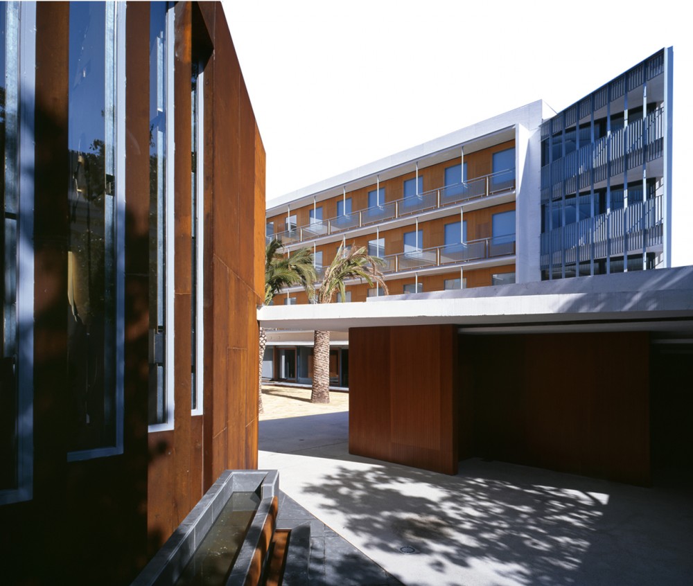 Seniors Residence and San José Chapel / Peñín Architects