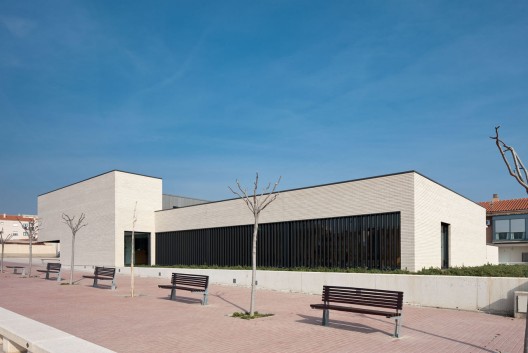 Medical Centre In Milagro / Doblee