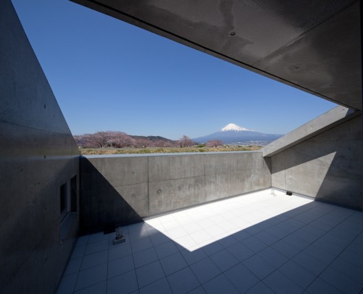 House in Fuji / LEVEL Architects