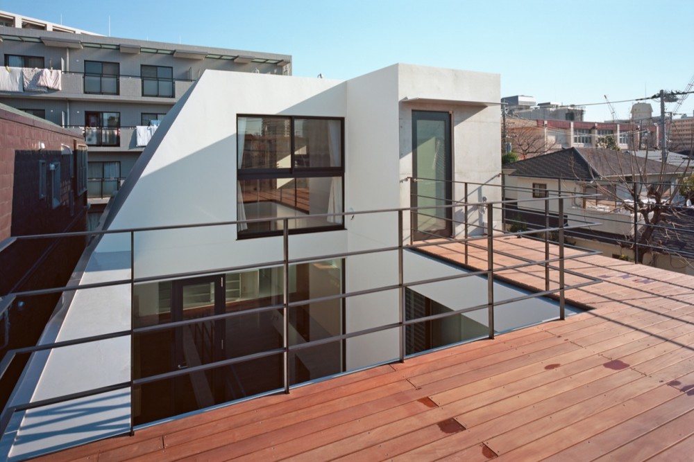 Triplex House in Nakano / LEVEL Architects