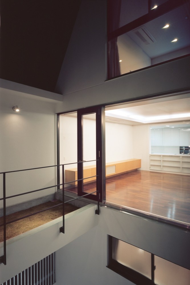Triplex House in Nakano / LEVEL Architects