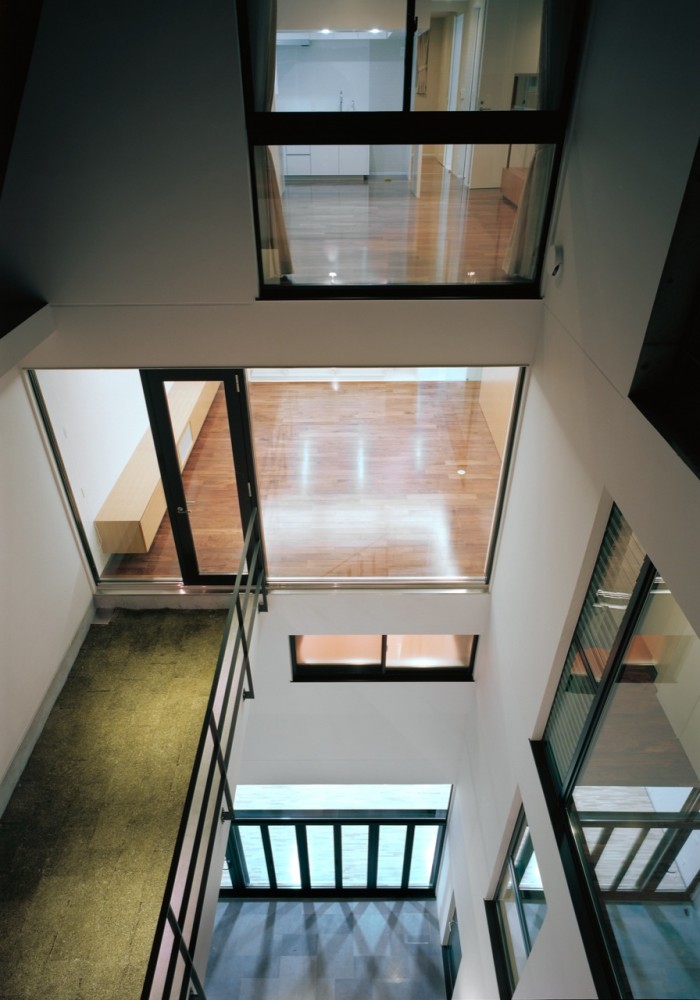 Triplex House in Nakano / LEVEL Architects