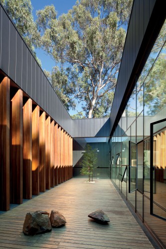 Puckapunyal Military Area Memorial Chapel / BVN Architecture
