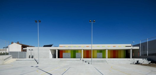 Les Cabanyes Pre School And Primary School / Arqtel