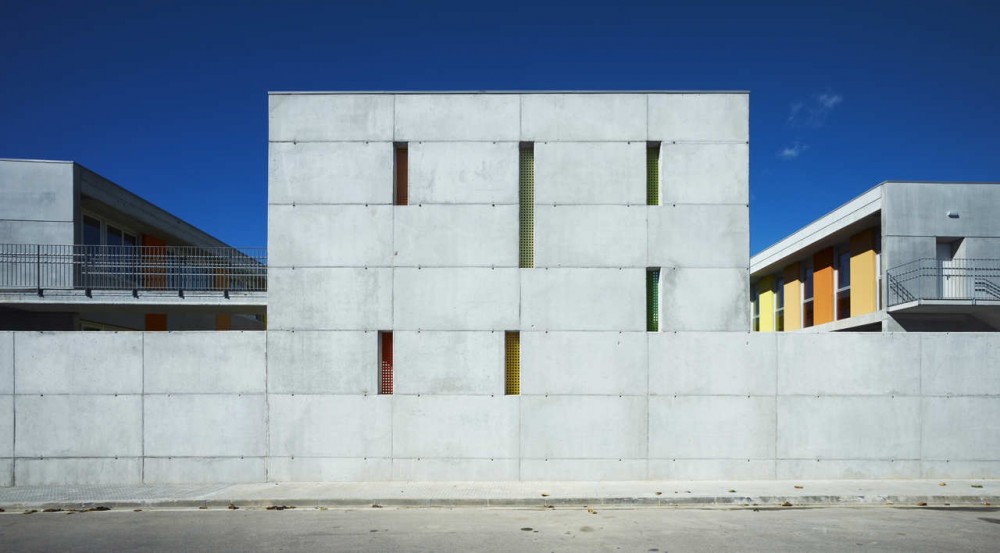 Les Cabanyes Pre School and Primary School / Arqtel