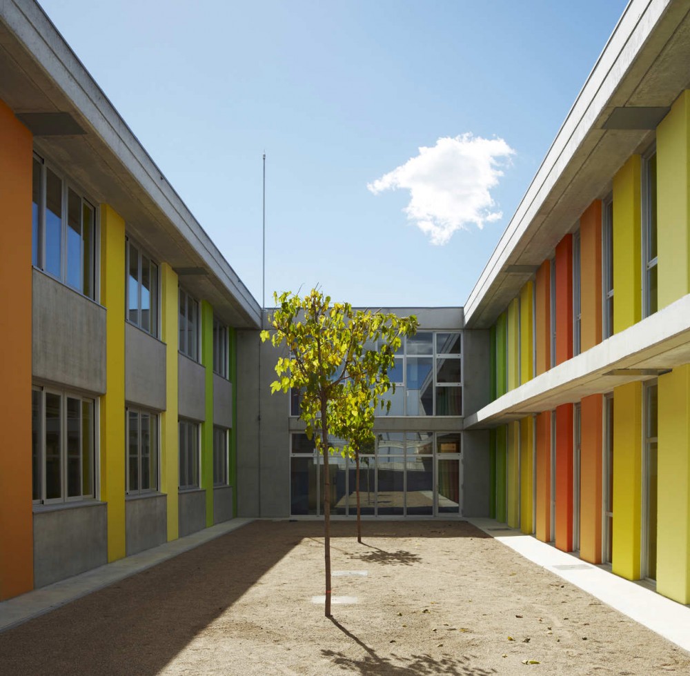 Les Cabanyes Pre School and Primary School / Arqtel