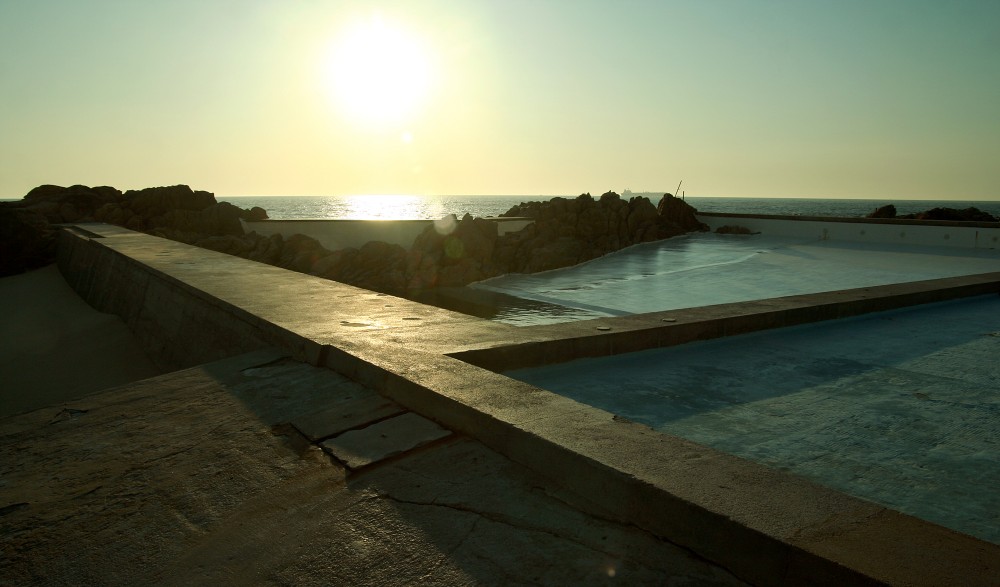 AD Classics: Leça Swimming Pools / Alvaro Siza