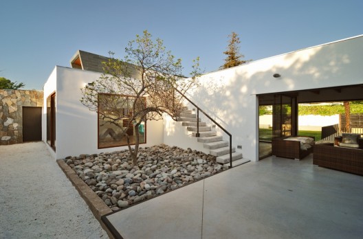 3-element House / Tomás Swett