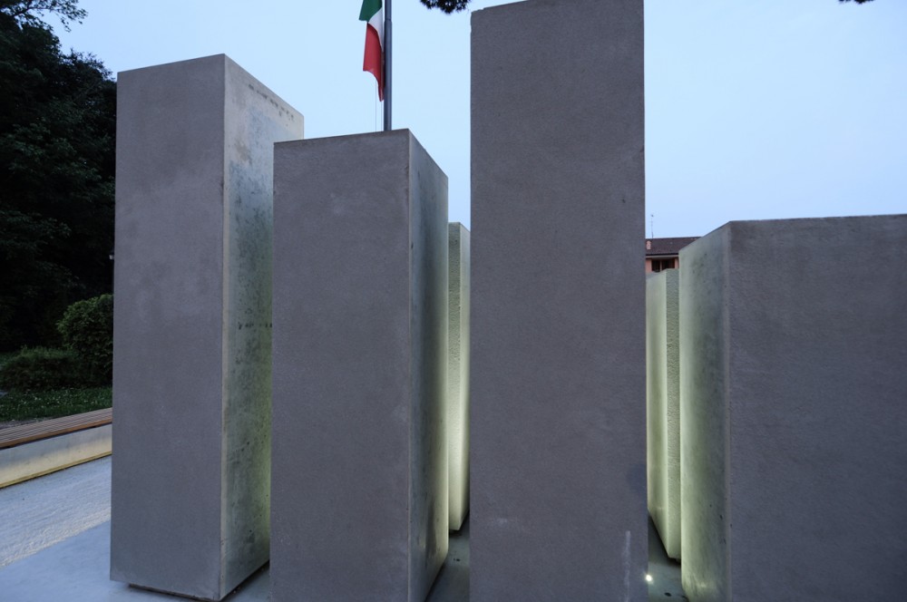 Monument of Alpini in Rossano Veneto / Paolo Didonè + Devvy Comacchio © Claudia Nalesso Monument of Alpini in Rossano Veneto / Paolo Didonè + Devvy Comacchio © Claudia Nalesso