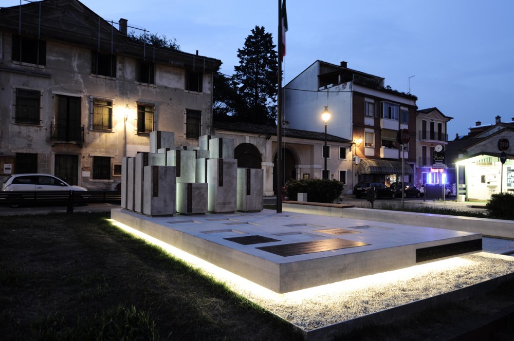 Monument of Alpini in Rossano Veneto / Paolo Didonè + Devvy Comacchio © Claudia Nalesso Monument of Alpini in Rossano Veneto / Paolo Didonè + Devvy Comacchio © Claudia Nalesso