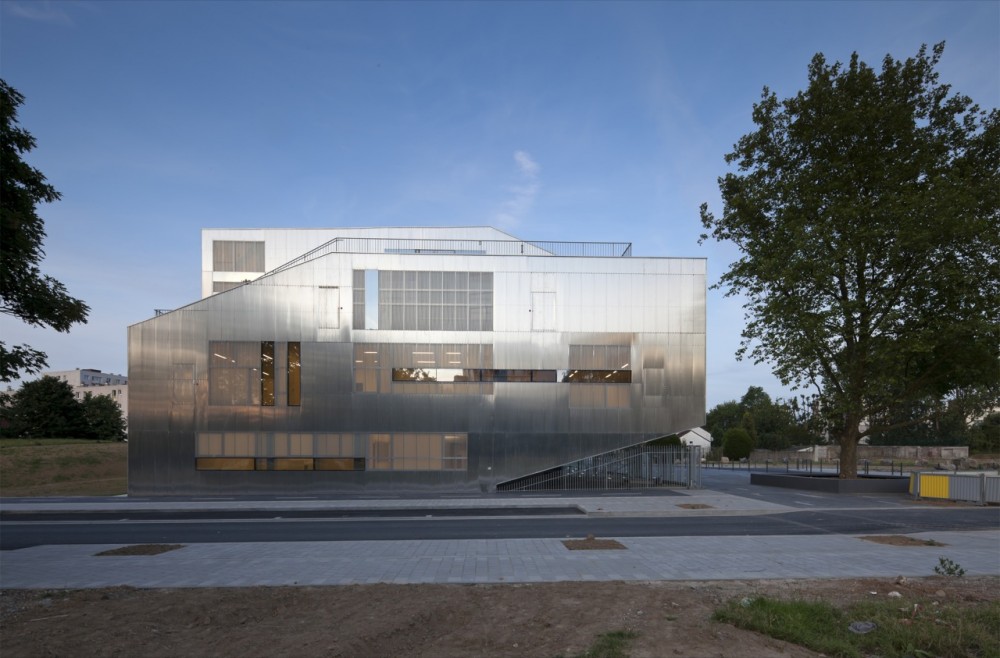 L’arbrisseau Neighborhood Centre / Colboc Franzen & Associes