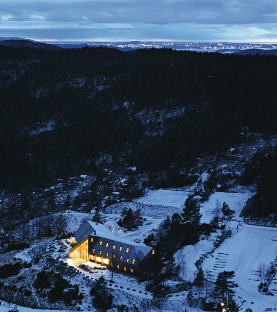 Pulpit Rock Mountain Lodge / Helen & Hard