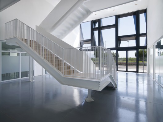 Office Building and Logistic Center / modostudio