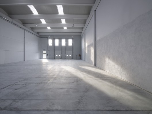 Office Building and Logistic Center / modostudio