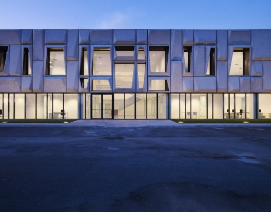 Office Building and Logistic Center / modostudio