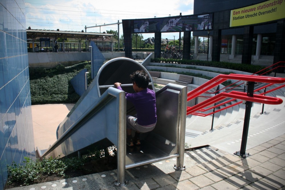 Slide to the Train Station with the Transfer Accelerator by HIK Ontwerpers