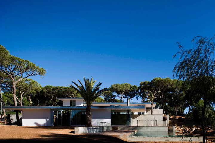 House in Vilamoura / Pedro Rogado with Vasco Mendia