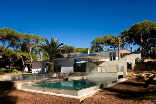 House In Vilamoura / Pedro Rogado with Vasco Mendia