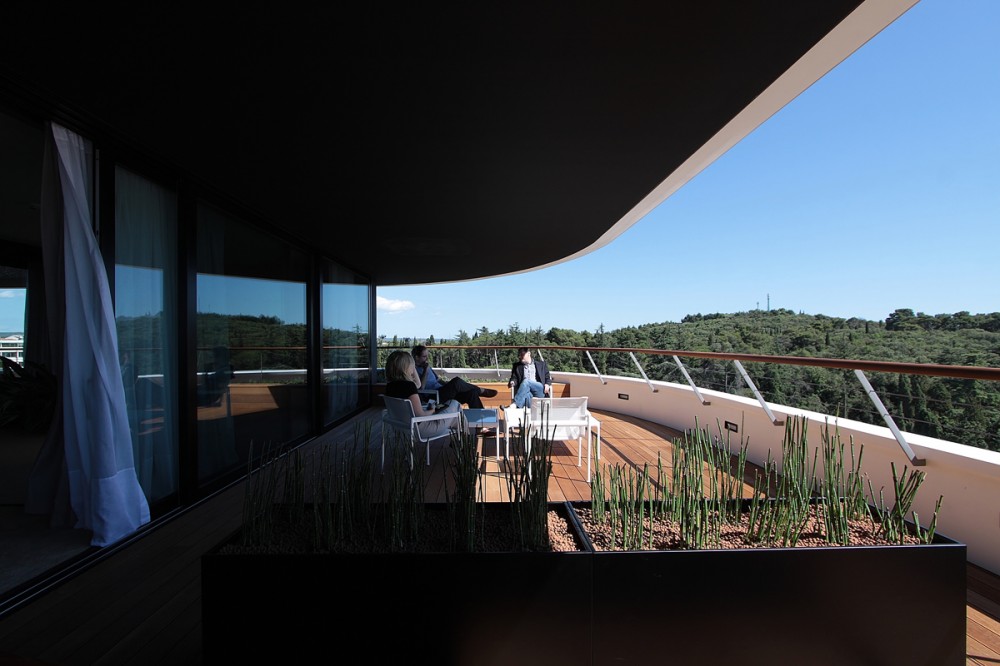 Lone Hotel / 3LHD