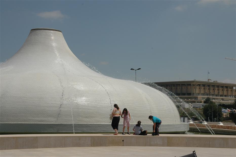 AD Classics: Shrine of the Book / Armand Phillip Bartos and Frederick John Kiesler