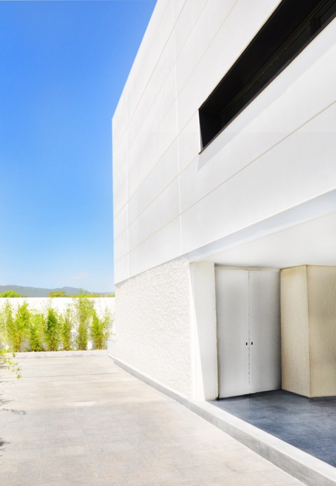Parish Church of Solace / Vicens + Ramos