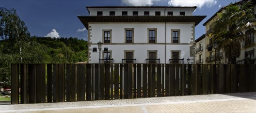 Redefinition of the Closing of Yrizar Palace Garden / VAUMM (1)