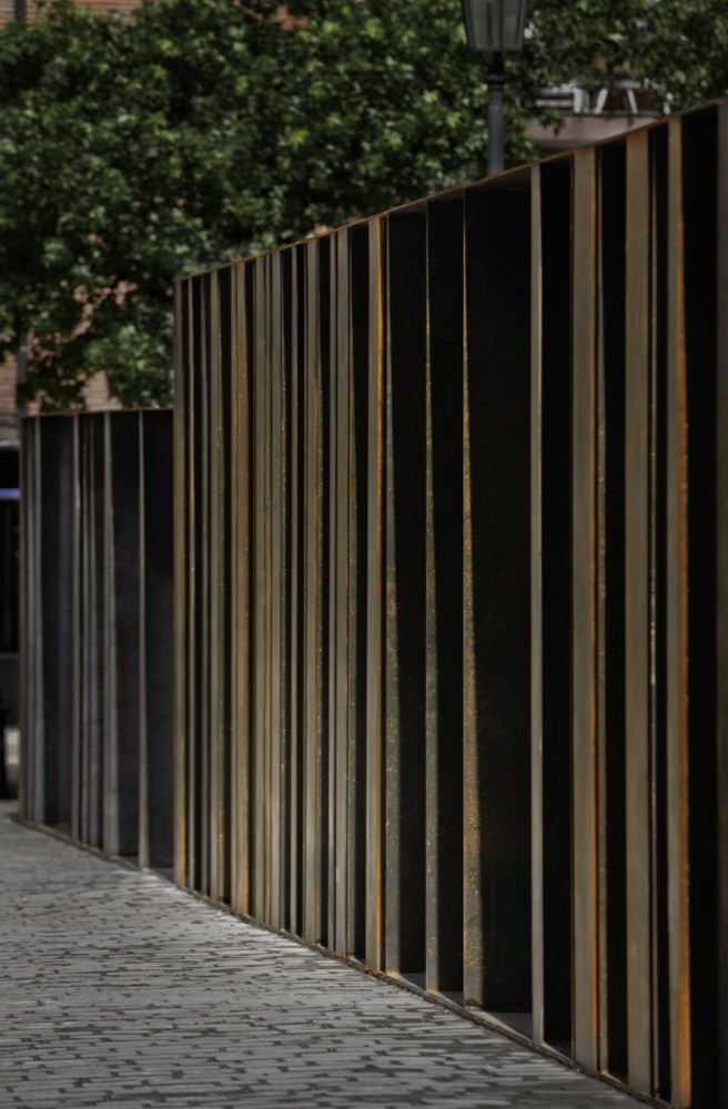 Redefinition of the Closing of Yrizar Palace Garden / VAUMM