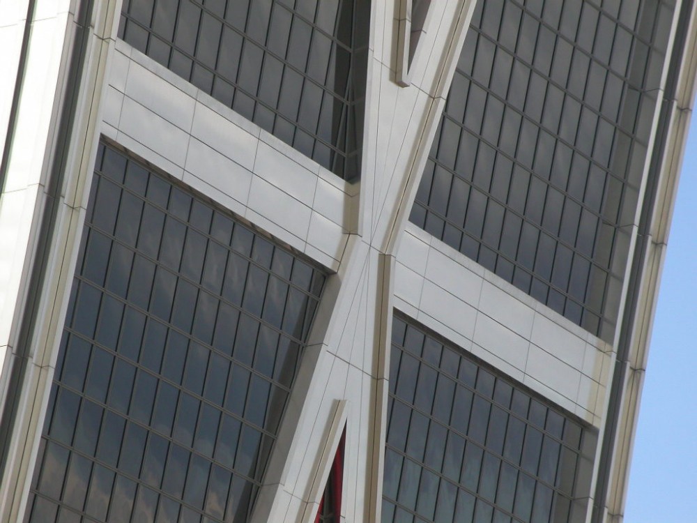 AD Classics: Puerta de Europa / Philip Johnson & John Burgee