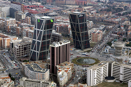AD Classics: Puerta de Europa / Philip Johnson & John Burgee