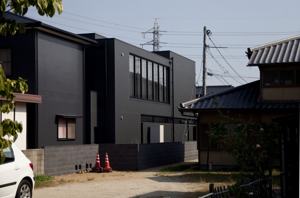 Black slit house / THREE.BALL.CASCADE.