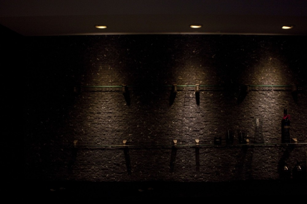 Black slit house / THREE.BALL.CASCADE.