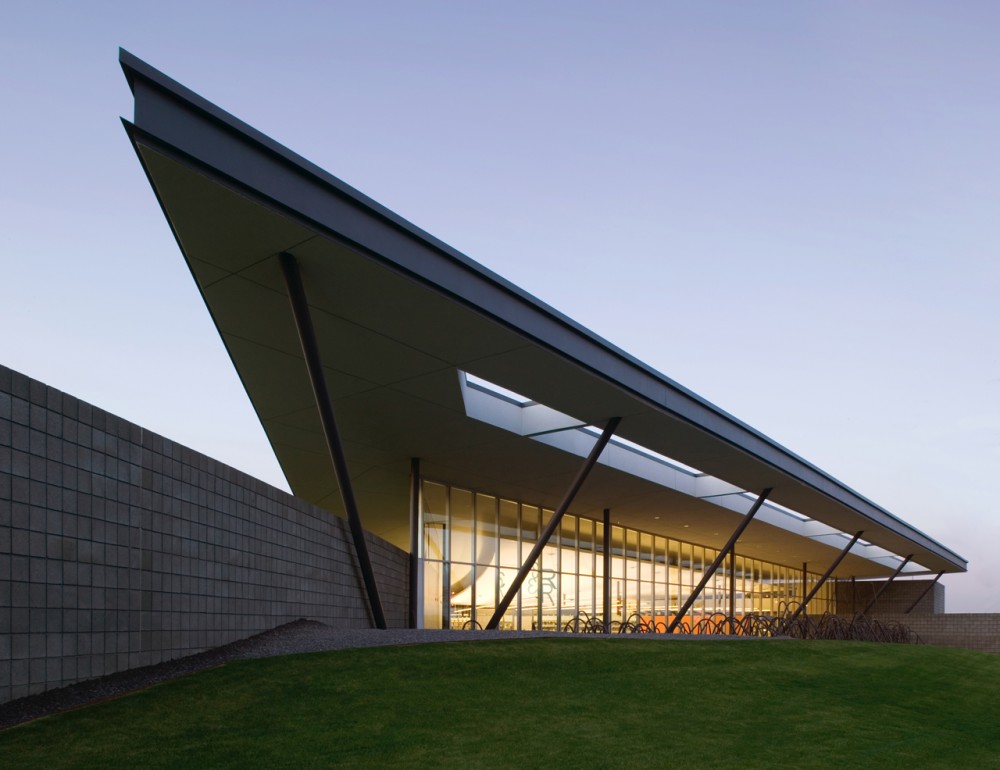 Cesar Chavez Library / Line and Space
