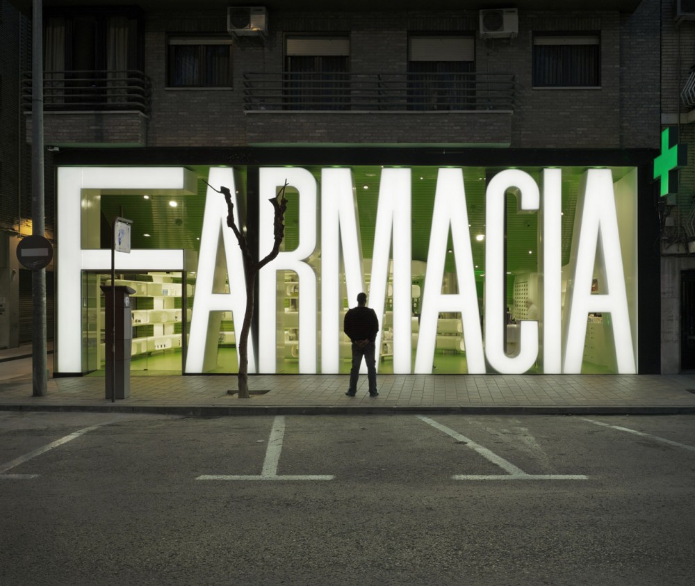 Casanueva Pharmacy / Clavel Arquitectos