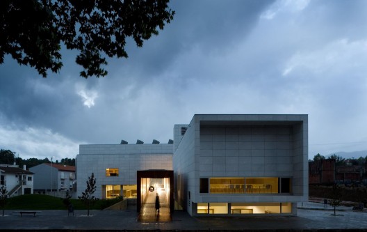 Dr Júlio Teixeira Municipal Library / Belém Lima Architects (1)