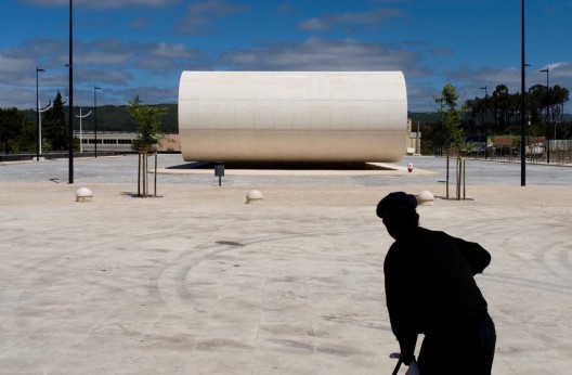 Bus Station of Rio Maior / Domitianus Arquitectura