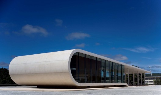 Bus Station of Rio Maior / Domitianus Arquitectura