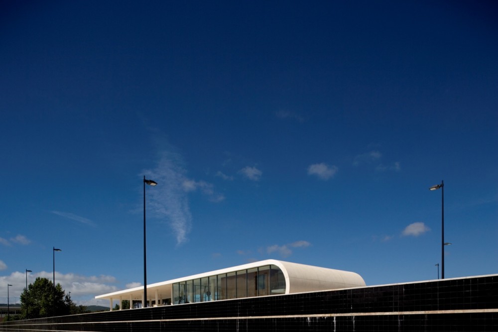 Bus Station of Rio Maior / Domitianus Arquitectura