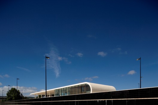 Bus Station of Rio Maior / Domitianus Arquitectura