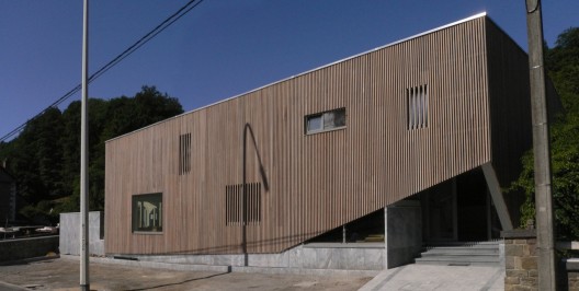 A wood screen for Dinant Road / Corbacreative (8)