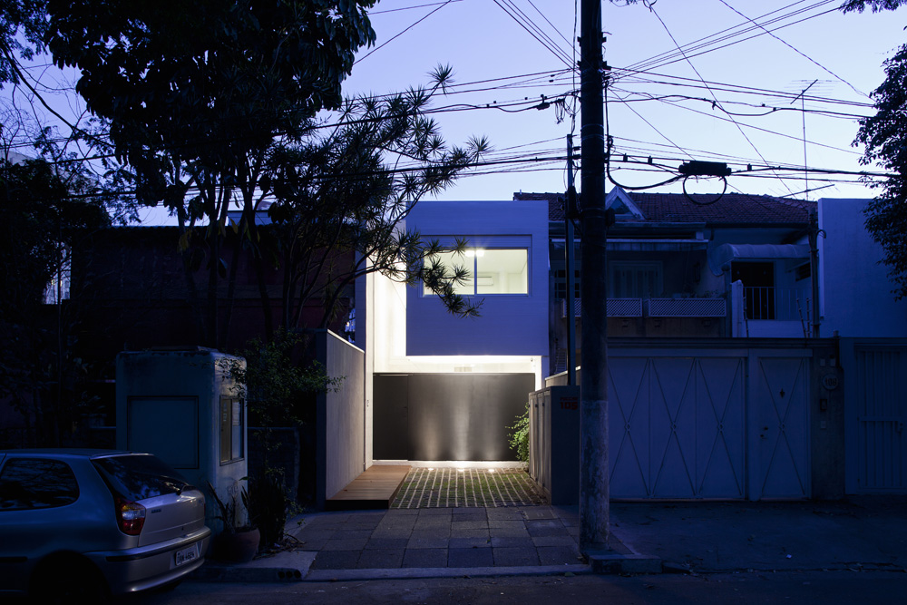 Casa 4×30 / CR2 architecture + FGMF Architects