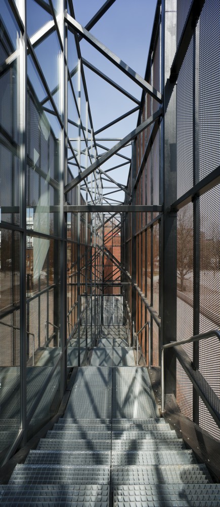 High School Sport and Leisure Building / Major Architekci