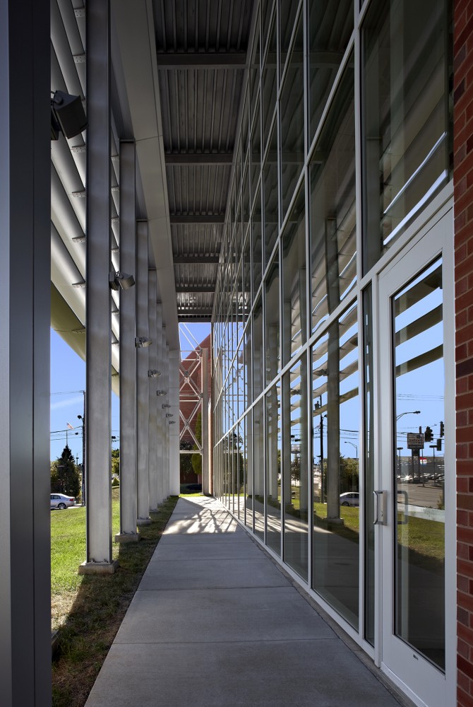 Hemlock Semiconductor Building / BAUER ASKEW Architecture