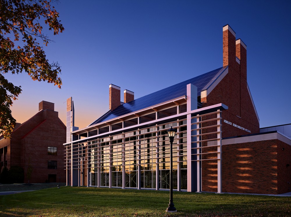 Hemlock Semiconductor Building / BAUER ASKEW Architecture