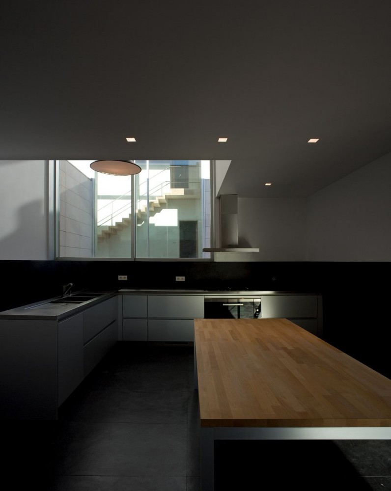 O House / Belém Lima Architects
