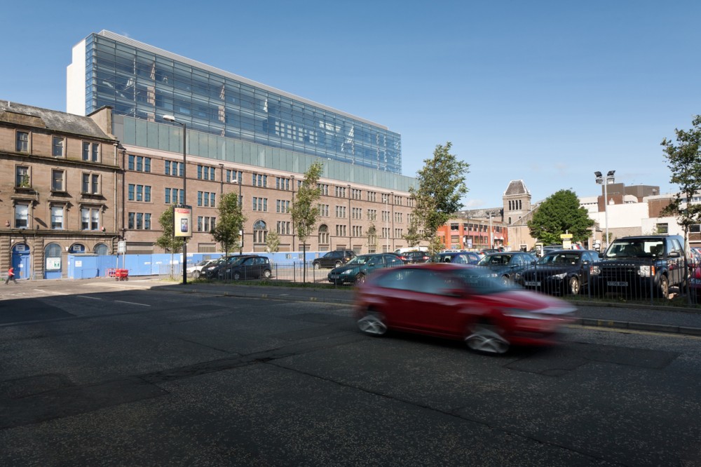 Dundee House / Reiach and Hall Architects
