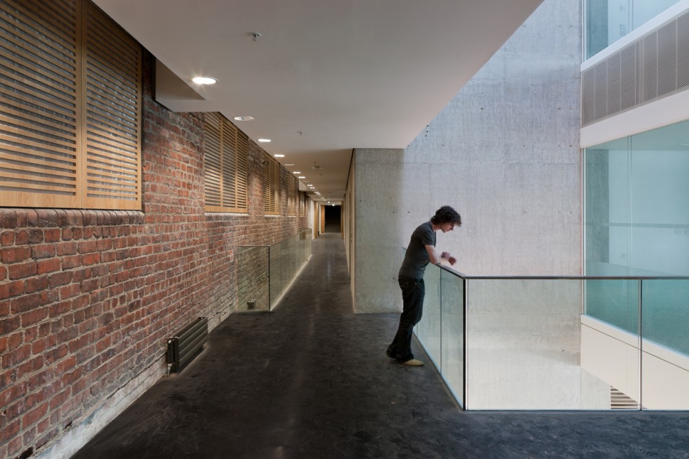 Dundee House / Reiach and Hall Architects